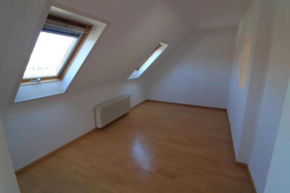 Gepflegte 4-Zimmer-Maisonette-Dachwohnung mit Balkon (BEFRISTUNG 31.03.2027)