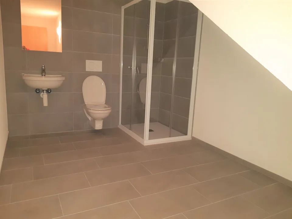 Lostallo, bureau avec service privé et douche