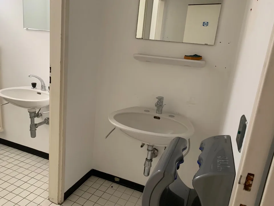 PALAZZINA DI UFFICI A REDDITO  POSSIBILE ACQUISTO PER CITTADINI STRANIERI NON RESIDENTI IN SVIZZERA