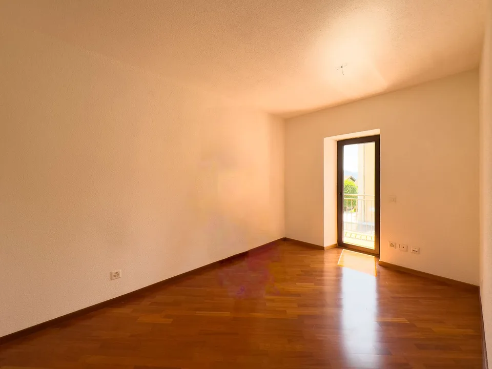 Haus mit zwei Wohnungen und Seeblick renoviert