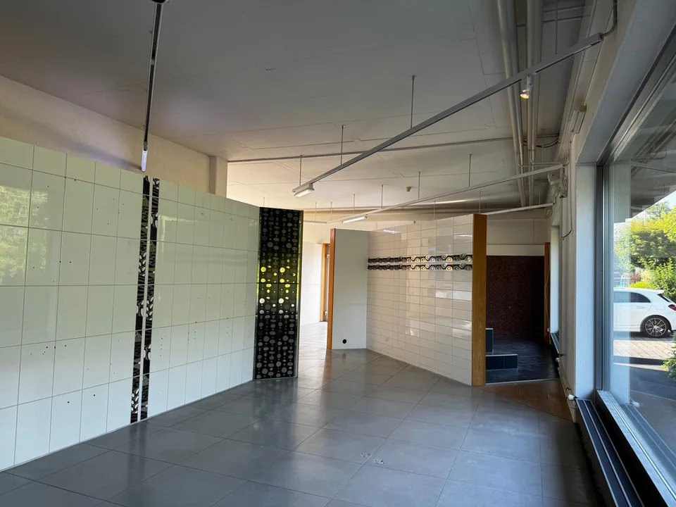 Espace commercial polyvalent au rez-de-chaussée 335 m²
