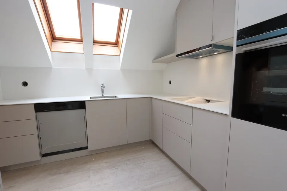 Joyau rénové 3,5 pièces appartement duplex avec cheminée et grand balcon à Dättwil