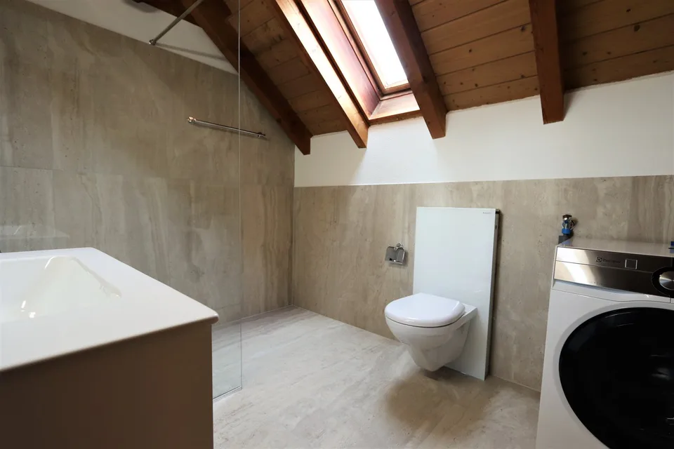 Joyau rénové 3,5 pièces appartement duplex avec cheminée et grand balcon à Dättwil