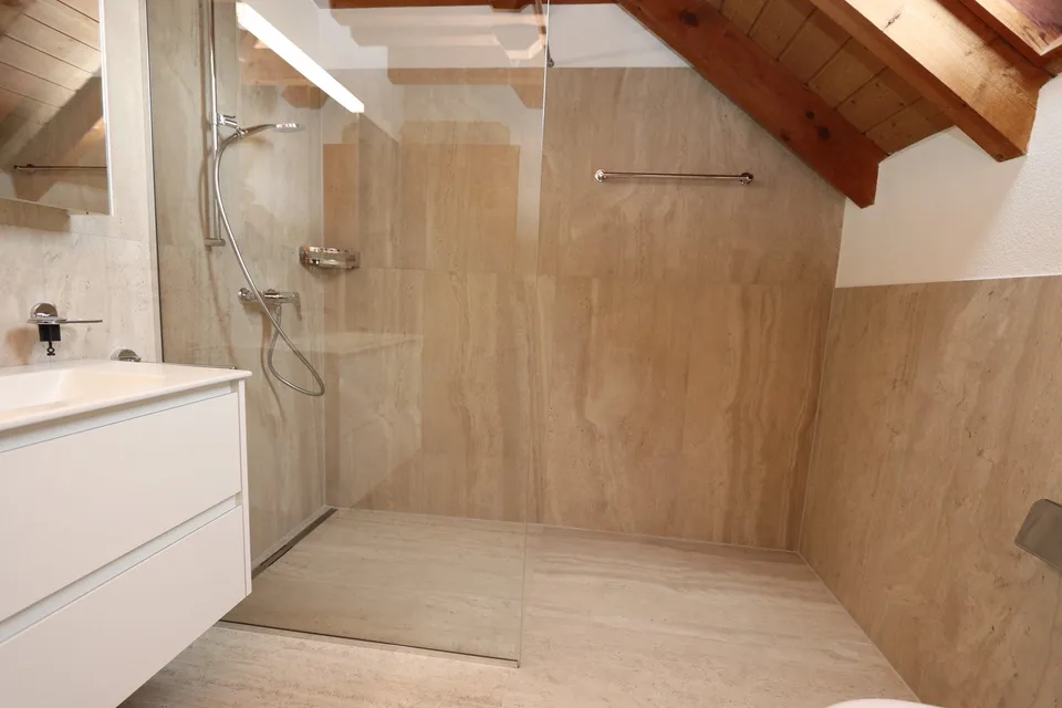 Joyau rénové 3,5 pièces appartement duplex avec cheminée et grand balcon à Dättwil