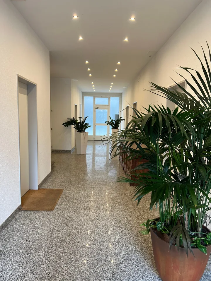 Chiasso, elegante e recente ufficio con posto auto coperto