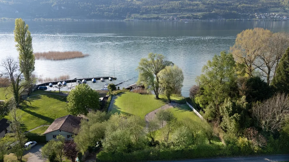 Terreno edificabile esclusivo sul lago di Bienne con 2 posti barca da pesca coperti – foto 7 di 8