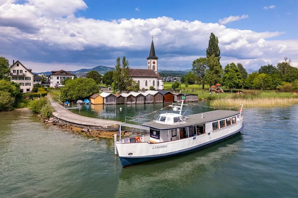 Historisches Fahrgastschiff mit Bootsplatz am Zürichsee
