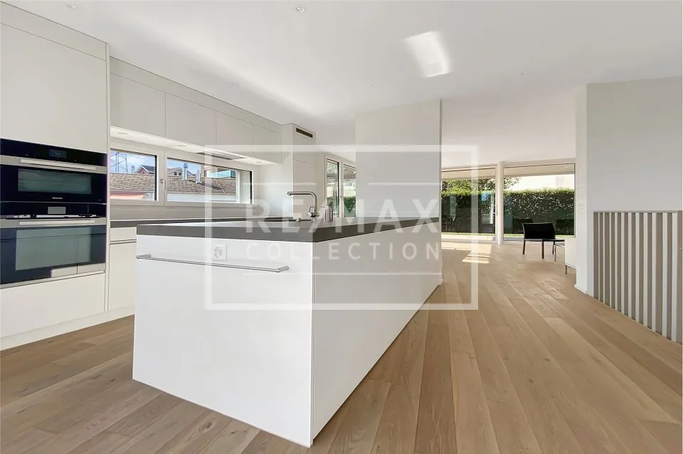 Casa unifamiliare moderna e di alta qualità con una vista da sogno sul lago di Zug