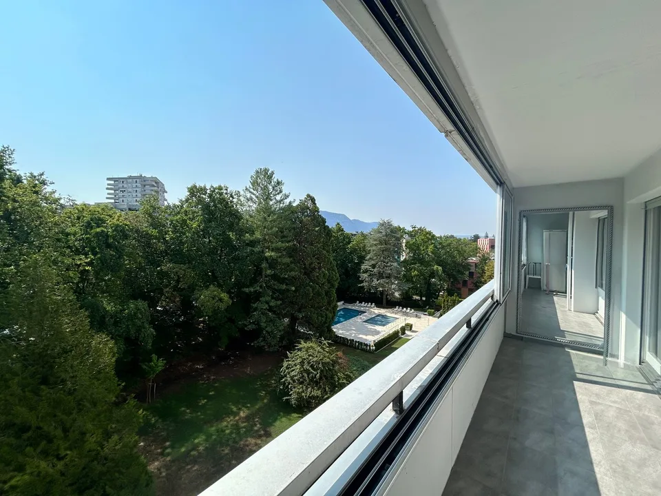 Grand studio (2 pièces) meublé avec loggia et accès à un magnifique pa