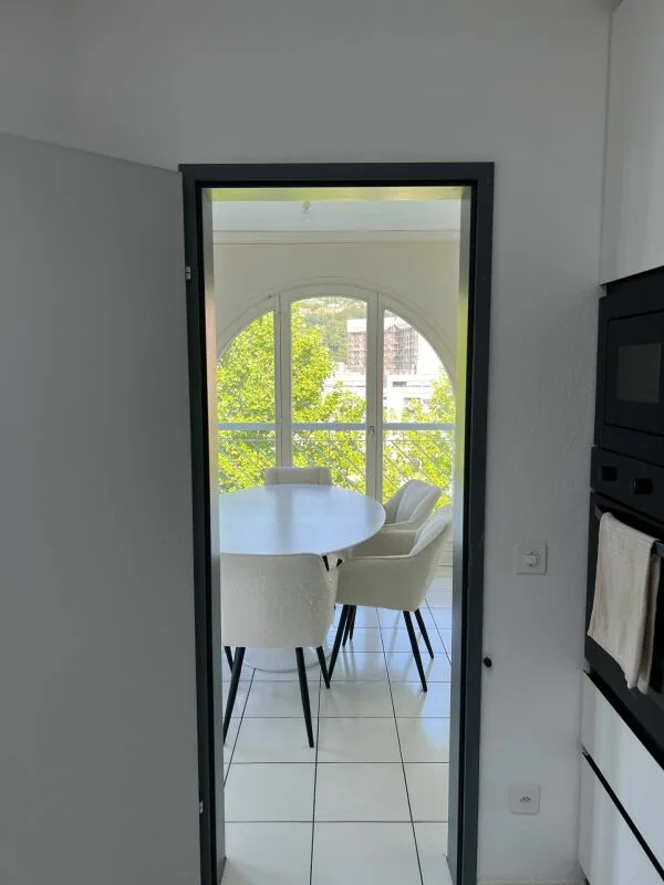 Appartement mansardé 3.5 pièces avec vue sur le lac, terrasse et 2 places de parking