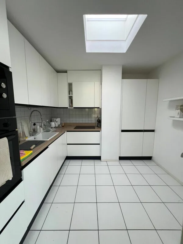 Appartement mansardé 3.5 pièces avec vue sur le lac, terrasse et 2 places de parking