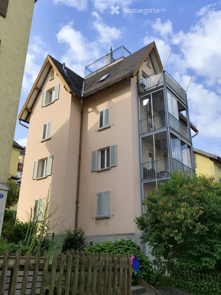 Sonnige 4.5-Zimmer-Maisonette-Dachwohnung mit Balkon und Dachterrasse an ruhiger Lage