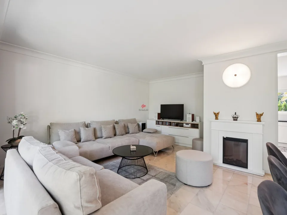 Zeitlose Luxusvilla mit Einliegerwohnung