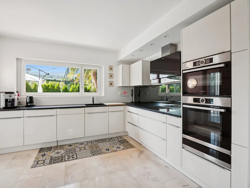 Zeitlose Luxusvilla mit Einliegerwohnung