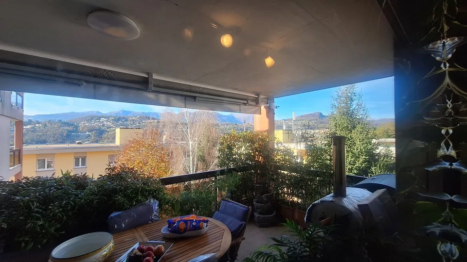 Appartement ensoleillé, confortable avec grande terrasse, place de parking