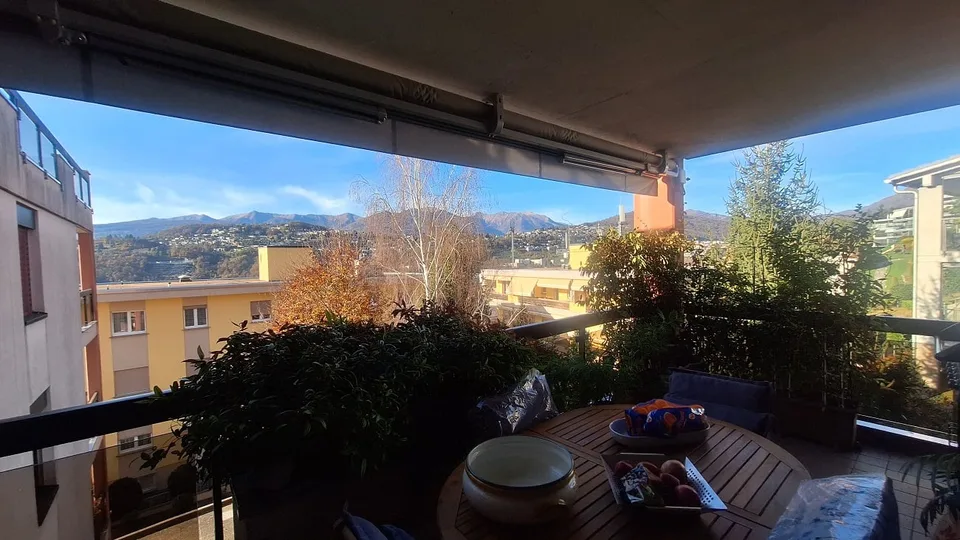 Soleggiato, Confortevole Appartamento con grande Terrazza, Posto Auto