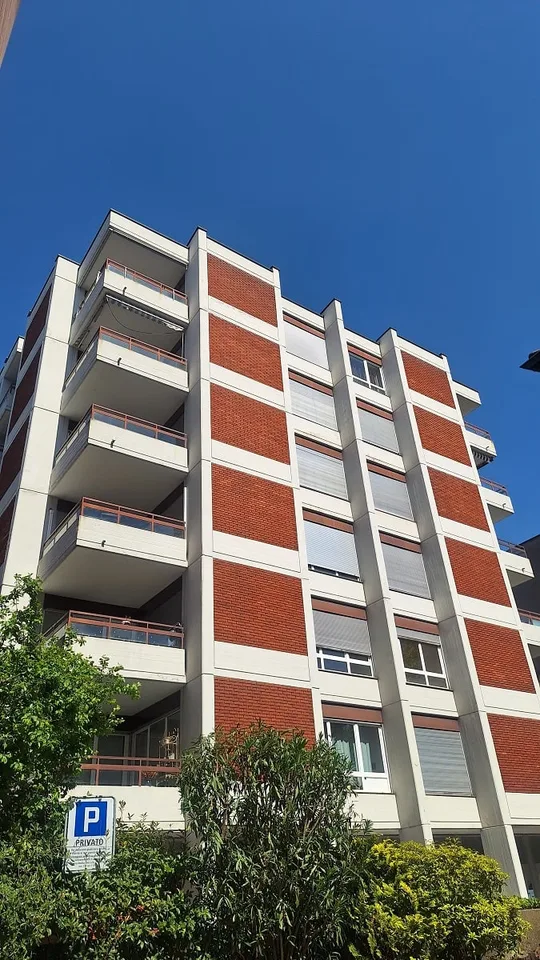 Zentrum Lugano, Dachgeschoß-Wohnung mit 2,5 Zimmern, Terrasse, Balkon, überdachter Parkplatz.