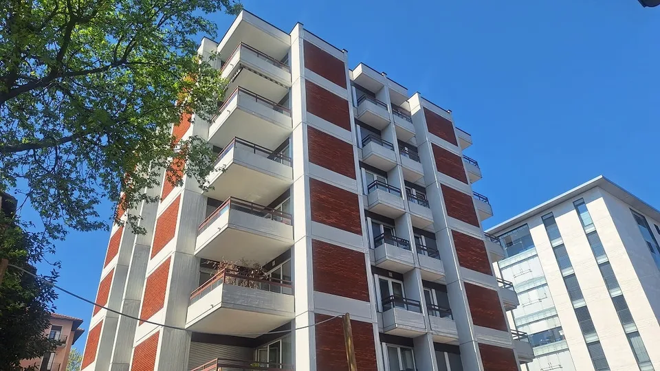 Zentrum Lugano, Dachgeschoß-Wohnung mit 2,5 Zimmern, Terrasse, Balkon, überdachter Parkplatz.