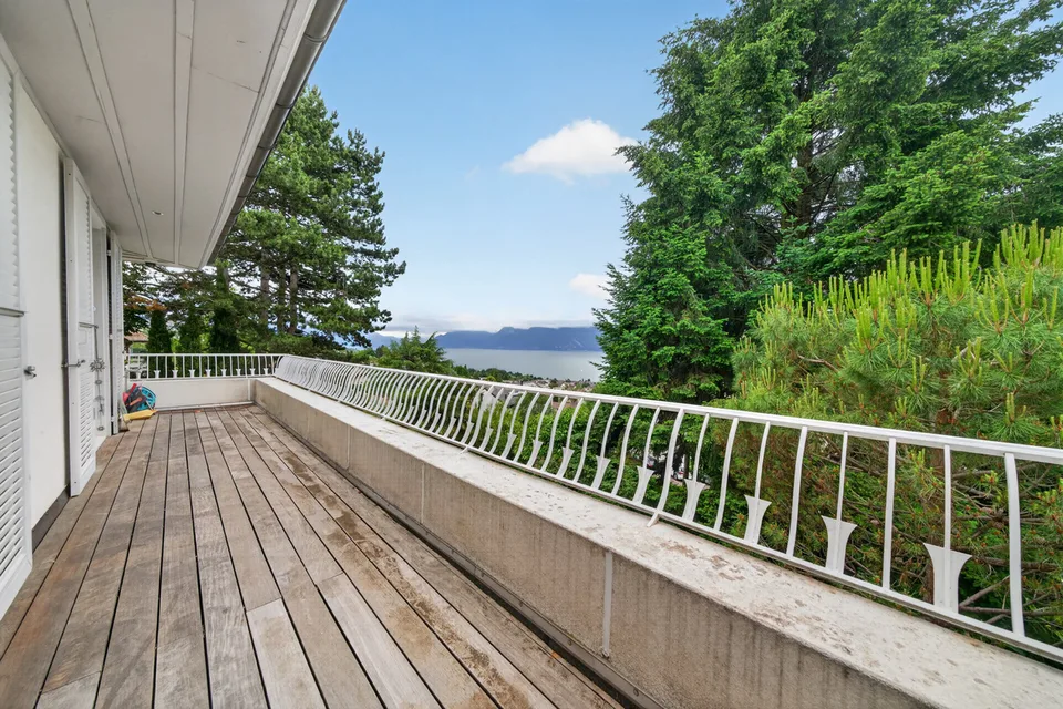 Magnifica villa individuale con vista sul lago – foto 7 di 12