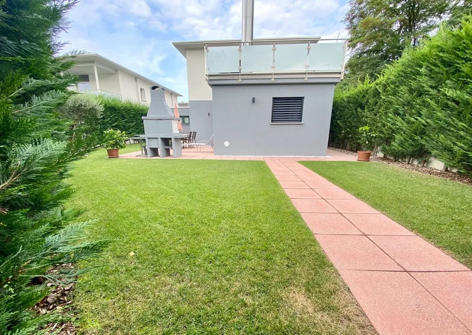 Ensoleillée, confortable, élégante, moderne, spacieuse villa avec jardin