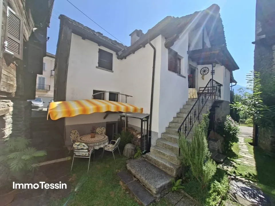 Rifugio tessino accogliente e costruito con amore, casa a schiera con grottino, laboratorio e camino