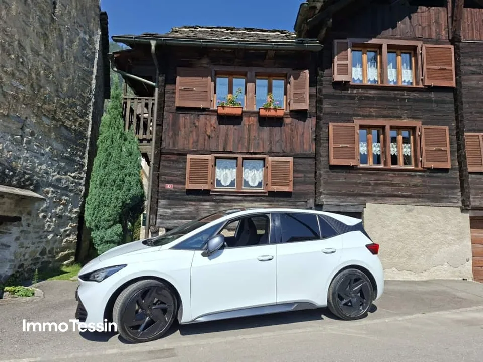 Rifugio tessino accogliente e costruito con amore, casa a schiera con grottino, laboratorio e camino