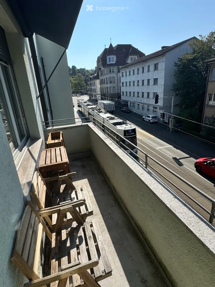 Appartamento di 3,5 locali luminoso con balcone a Zurigo