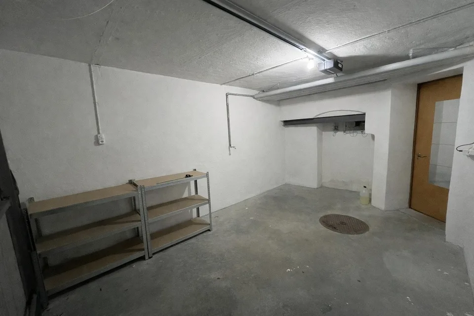 Garagenbox mit zusätzlichem Parkplatz - Corrodistrasse 1, Zürich