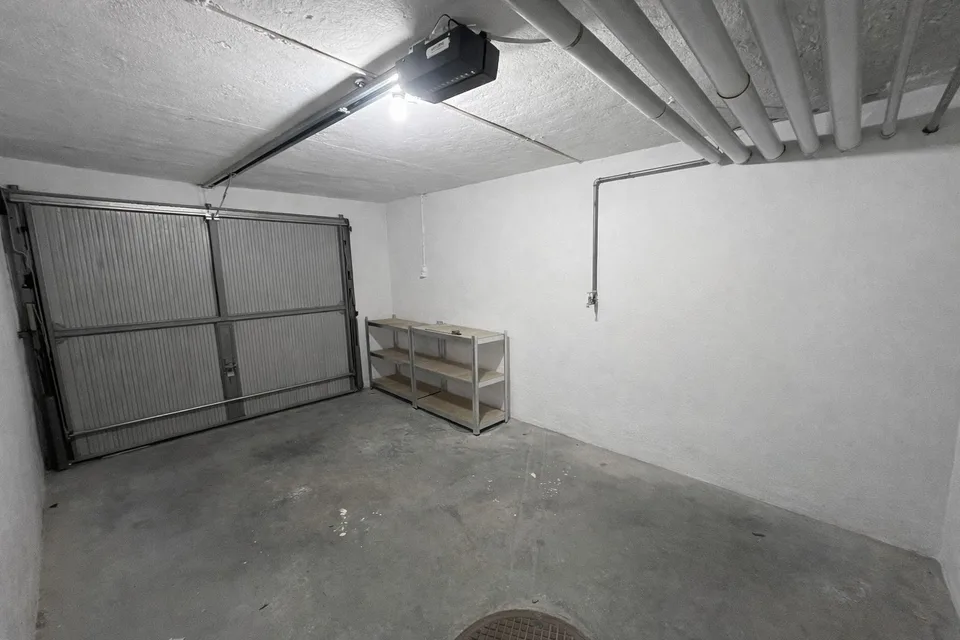 Garagenbox mit zusätzlichem Parkplatz - Corrodistrasse 1, Zürich