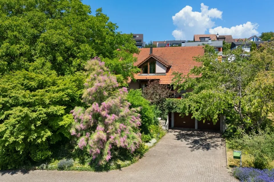 Ampia casa unifamiliare di 6½ locali con un'oasi di giardino da sogno