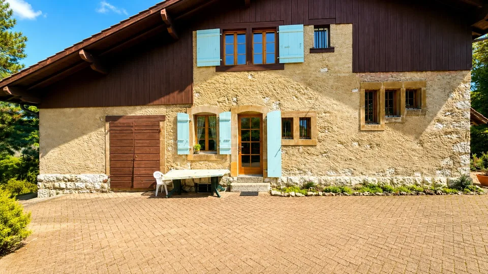 Character house - Unobstructed view of Salève, large volume and great potential for renovation.