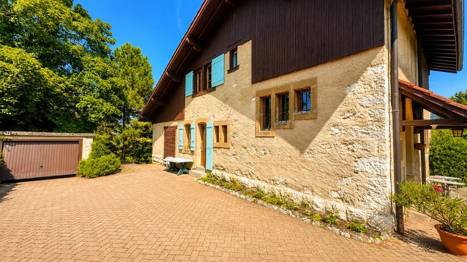 Character house - Unobstructed view of Salève, large volume and great potential for renovation.