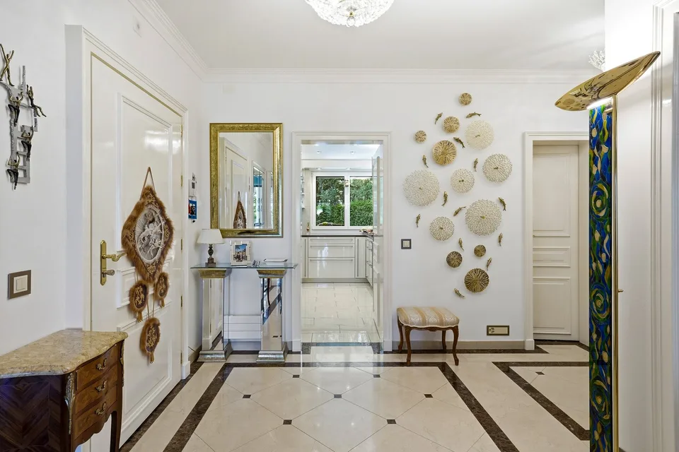 Geräumige 7-Zimmer-Wohnung mit Balkon und Aussicht in Lausanne