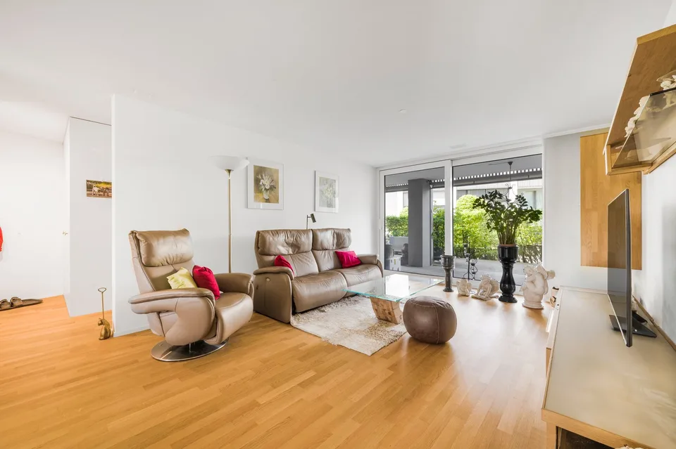 Appartement moderne de 4,5 pièces au rez-de-chaussée avec son propre jardin de roses