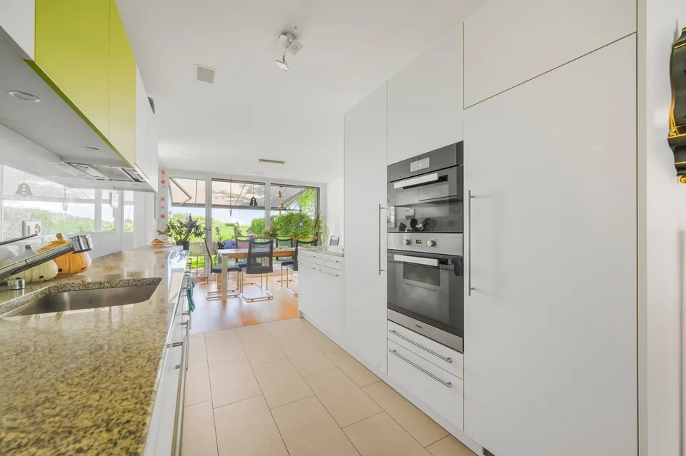 Appartement moderne de 4,5 pièces au rez-de-chaussée avec son propre jardin de roses