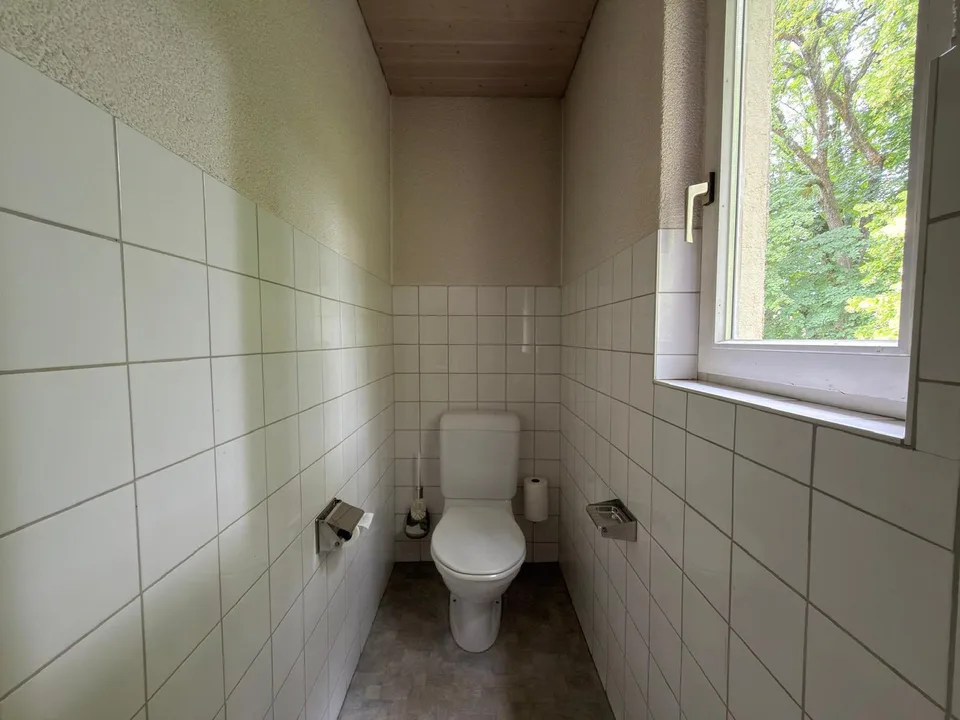 For rent: Commercial space on the 1st floor with archive spaces in the basement and 2 outdoor parking spaces