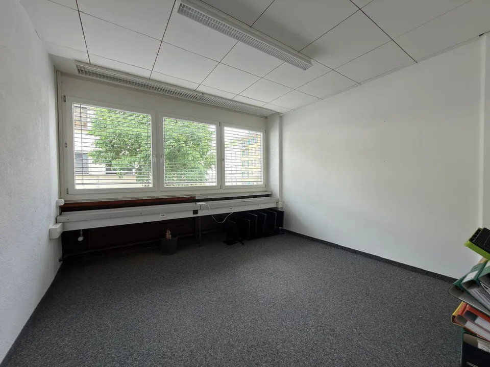 For rent: Commercial space on the 1st floor with archive spaces in the basement and 2 outdoor parking spaces