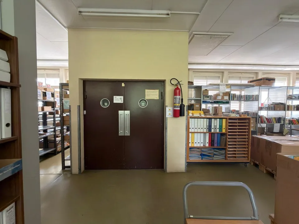 For rent: Commercial space on the 1st floor with archive spaces in the basement and 2 outdoor parking spaces