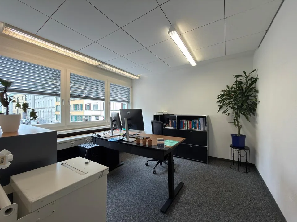 For rent: Commercial space on the 1st floor with archive spaces in the basement and 2 outdoor parking spaces