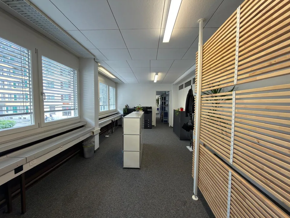 For rent: Commercial space on the 1st floor with archive spaces in the basement and 2 outdoor parking spaces