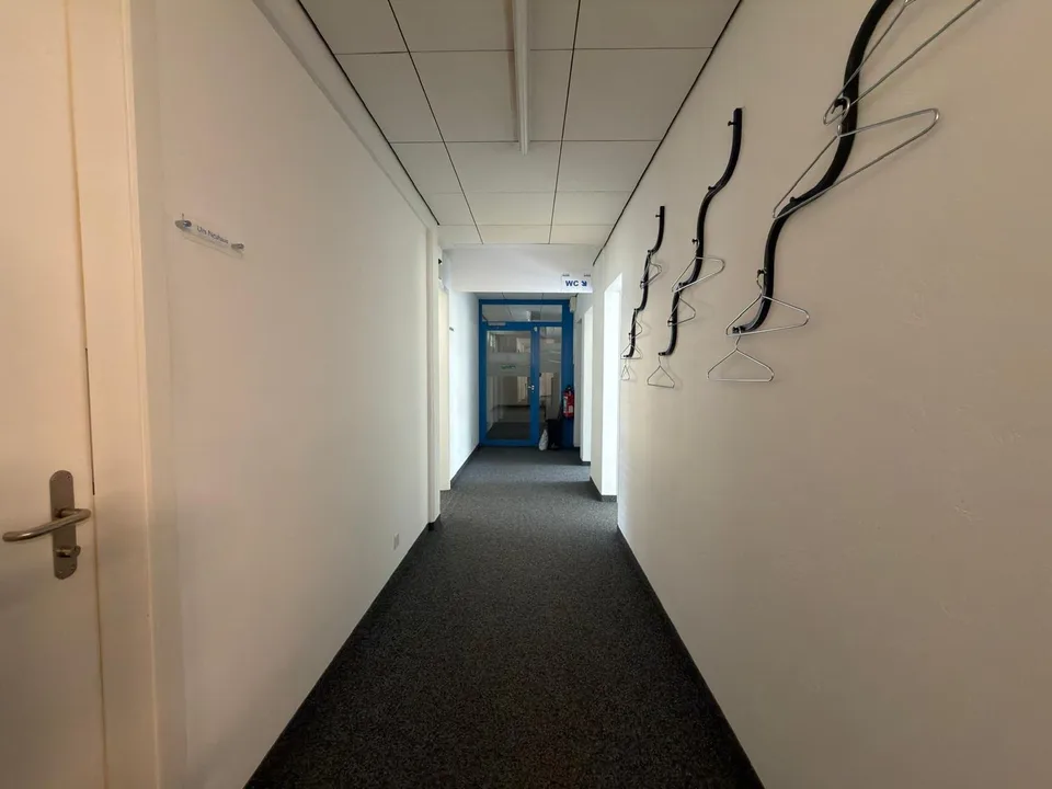 For rent: Commercial space on the 1st floor with archive spaces in the basement and 2 outdoor parking spaces