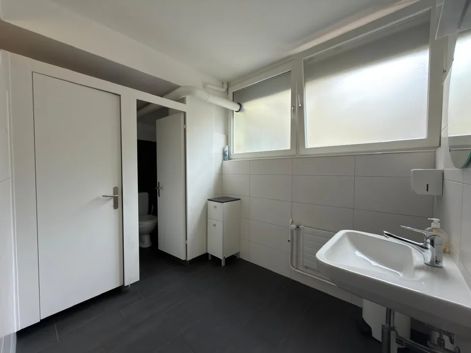 For rent: Commercial space on the 1st floor with archive spaces in the basement and 2 outdoor parking spaces