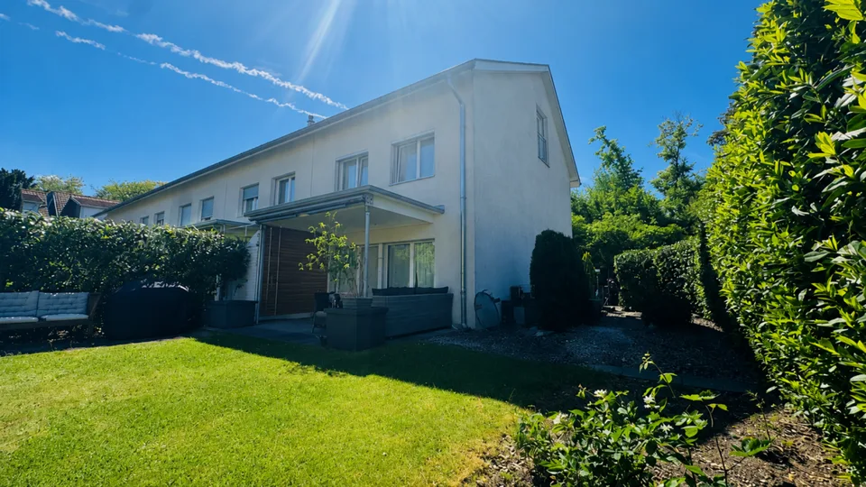 Eck-Einfamilienhaus im Baurecht mit Garten, Hobbyraum und Einstellhallenplatz