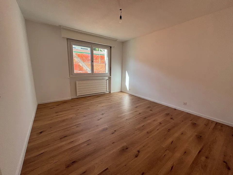 Wohnung mit 2.5 Zimmern, hell und komplett renoviert in Matran – sofort verfügbar