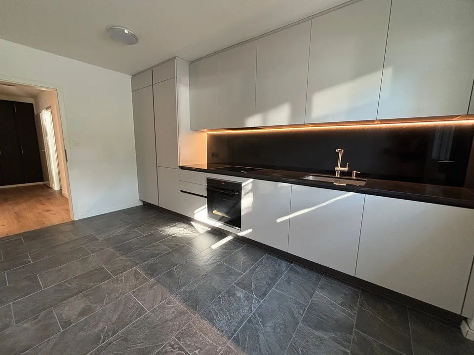 Appartement de 2.5 pièces lumineux et entièrement rénové à Matran – disponible immédiatement