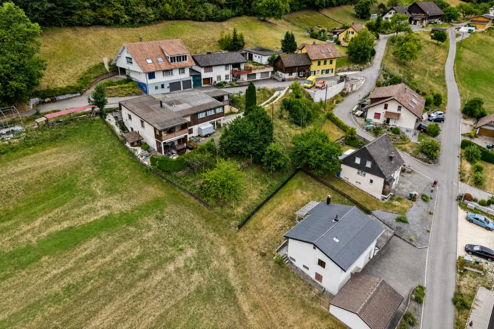 Bauland mit Neubauprojekt für vier Kleinhäuser an sonniger Waldrandlage