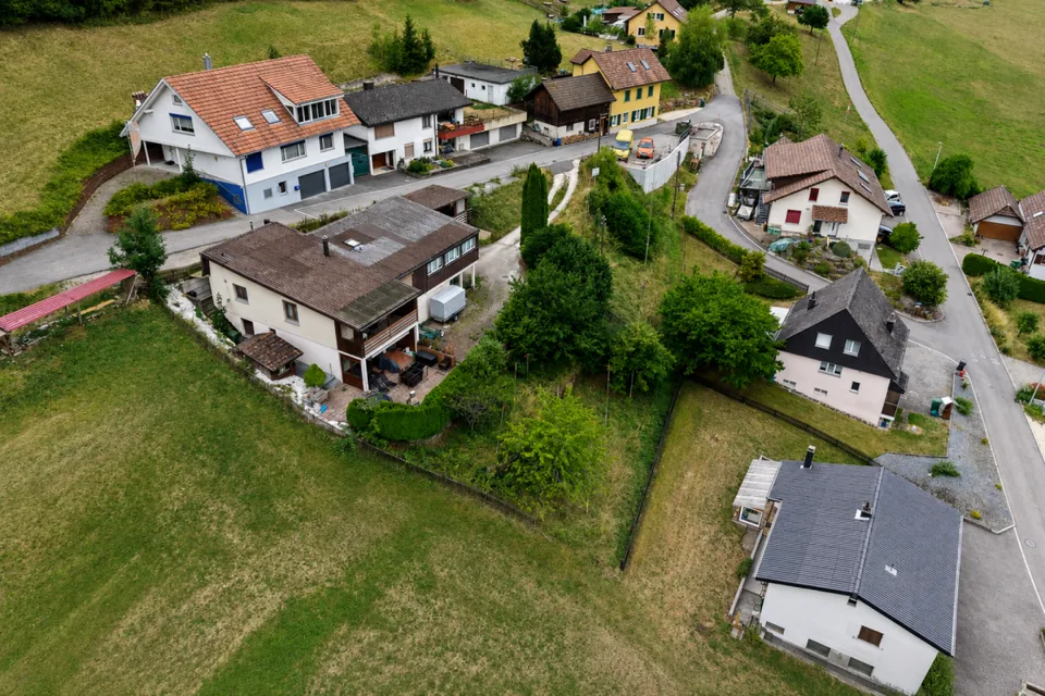 Bauland mit Neubauprojekt für vier Kleinhäuser an sonniger Waldrandlage