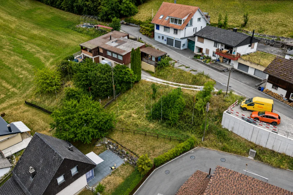 Bauland mit Neubauprojekt für vier Kleinhäuser an sonniger Waldrandlage