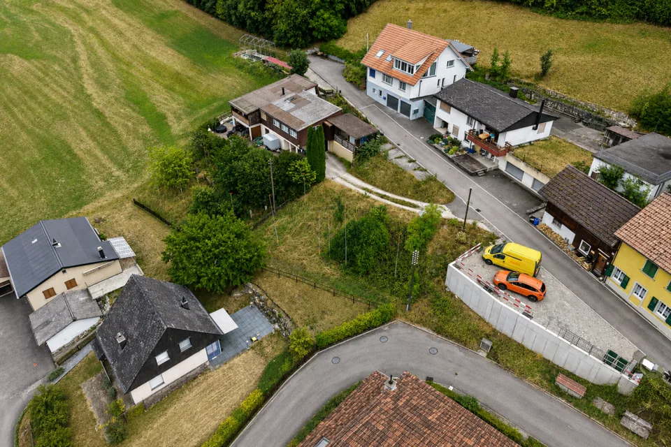 Bauland mit Neubauprojekt für vier Kleinhäuser an sonniger Waldrandlage