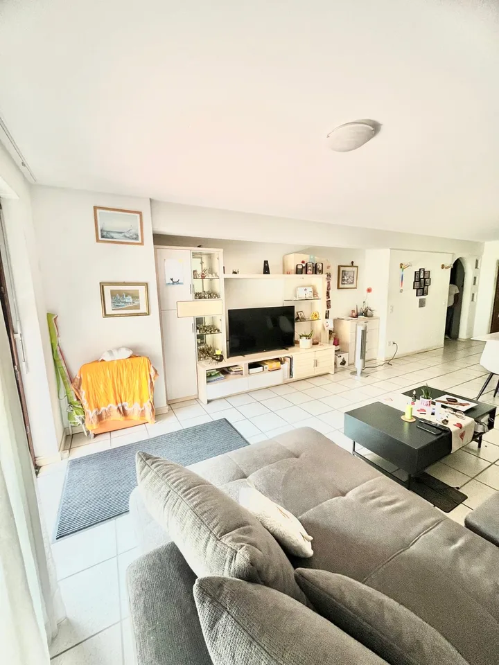 Spacious 3.5-room apartment with private garden and parking space
